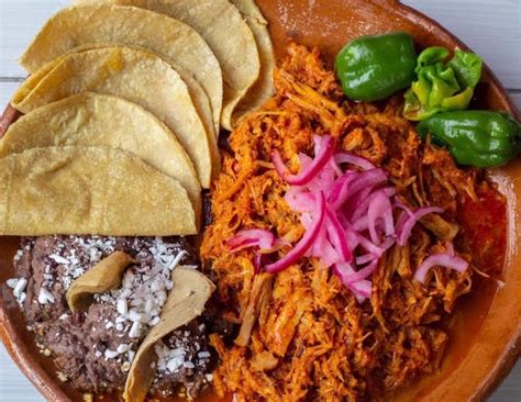  Cochinita Pibil: Nướng Theo Kiểu Maya - Một Hỗn Hợp Tuyệt Vời Của Hương Vị Cay & Mềm Dẻo!