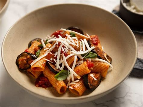  Pasta alla Norma! A Sicilian Symphony of Sweet Tomatoes and Briny Eggplant