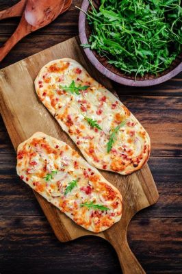  Tarte Flambée: Sự kết hợp tuyệt vời giữa vỏ bánh giòn rụm và lớp phủ phô mai béo ngậy!